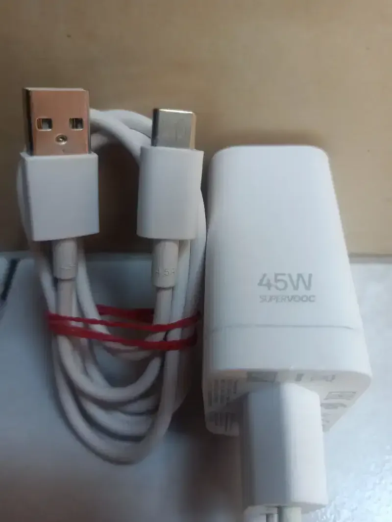 CHARGER BEKAS ASLI BAWAAN OPPO A60, A3x, A5x tipe C - Electronics in Bali