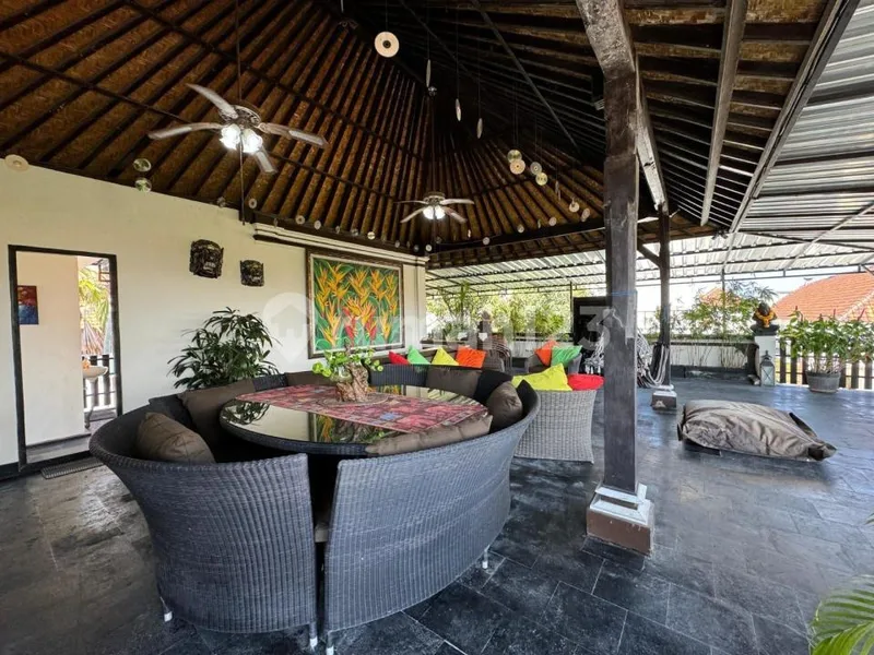 Dijual Rumah Klasik 3 Lantai Posisi Hook dengan Rooftop di Kuta Dekat - Bali in Bali