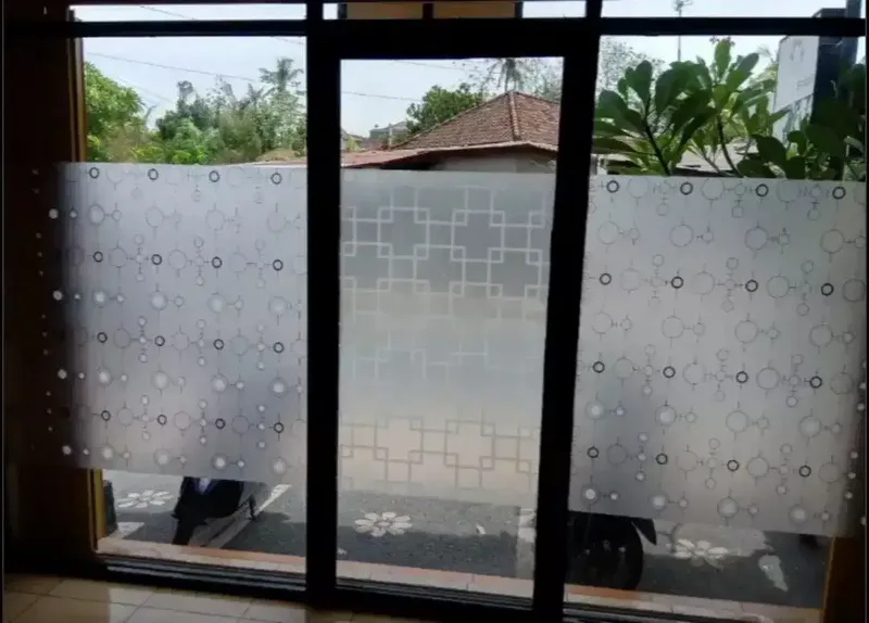 Pasangstiker sanblas&kaca film menambah kesan tersendiri untuk ruangan - Bali in Bali