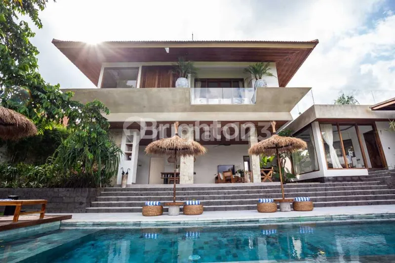 Villa Tropis Mewah Modern Dengan Pemandangan Sawah Hijau Lokasi Canggu - Real Estate in Bali