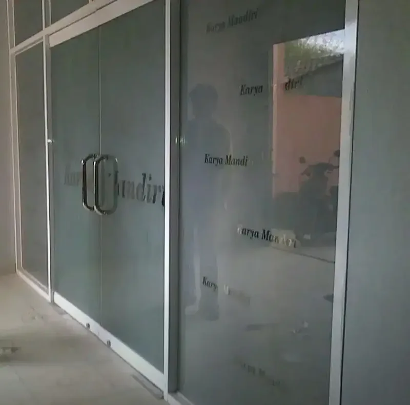 Agar kantor usaha lebih dikenal gunakan stiker Sanblas logo& Kaca Film - Other in Bali