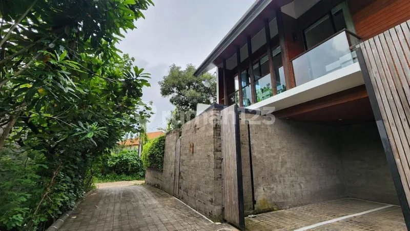 Premium 4 Bedrooms Residence With Ricefield View & Garden, In Renon, Near Sanur - Real Estate in Bali