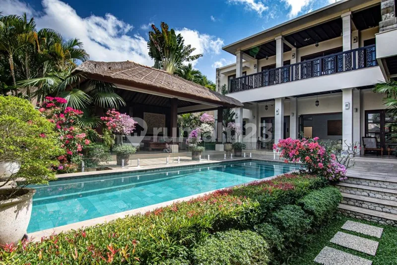 Villa Freehold 3 Kamar Tidur dengan Tanah Luas 663 MÂ² - Dekat Pantai Jimbaran - Bali in Bali