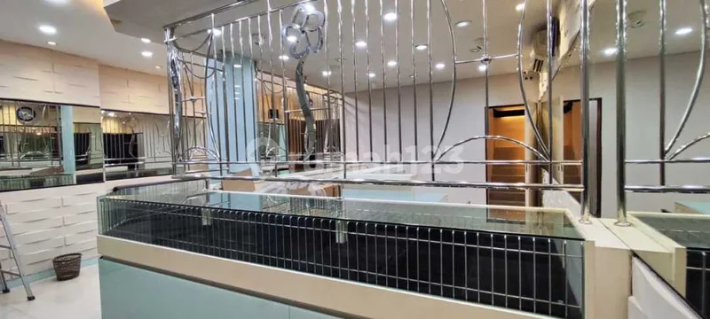 Ruko 3 Lantai Cantik dan Terawat di Jalan Utama Pusat Kota - Bali in Bali