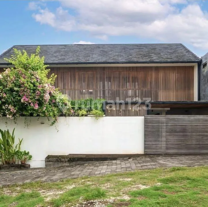 Elegan Villa 3 Bedrooms Kayu Tulang Canggu 200M2 - Real Estate in Bali