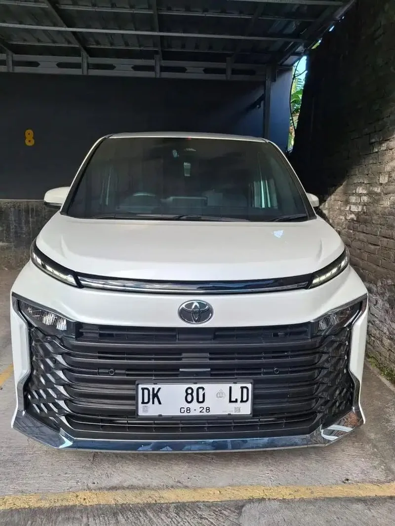 Jual Toyota Voxy 2.0 NIK 2023 Putih Metalik Very Low KM (ISTIMEWA) - Bali in Bali
