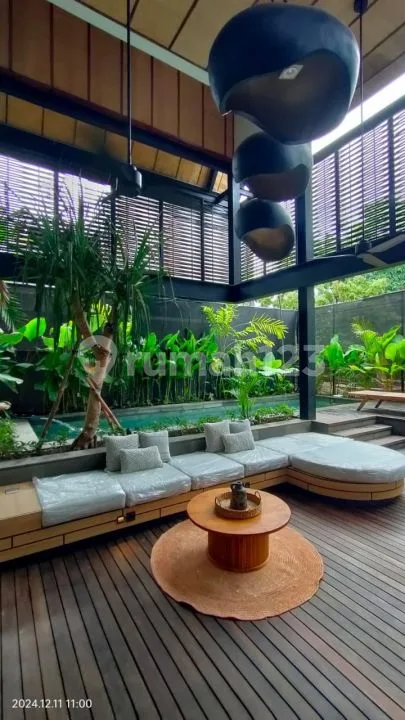 For Sale 5 Bedrooms Villa Seminyak Area - Real Estate in Bali