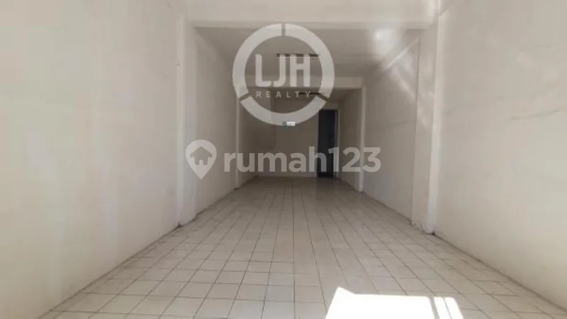 Ruko di Jalan Raya Kuta, Dekat Central Parking, Mall And Restaurant, Cocok untuk Retail atau Kantor - Real Estate in Bali
