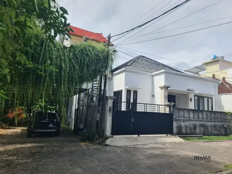 Rumah Hook 4 Kamar Tidur Dijual di Taman Griya Jimbaran Area - Real Estate in Bali