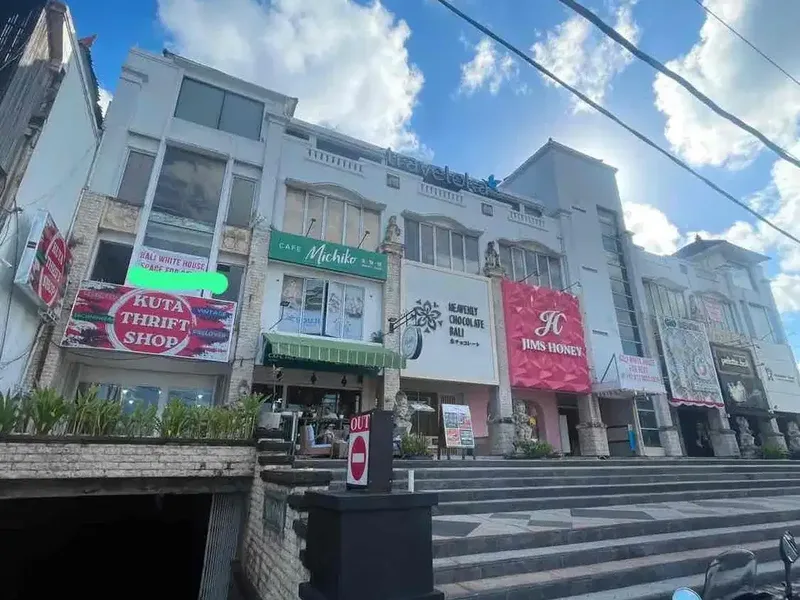 di sewakan ruko 2 lantai dan lantai 3 lokasi Dewi Sri kawasan ramai - Real Estate in Bali