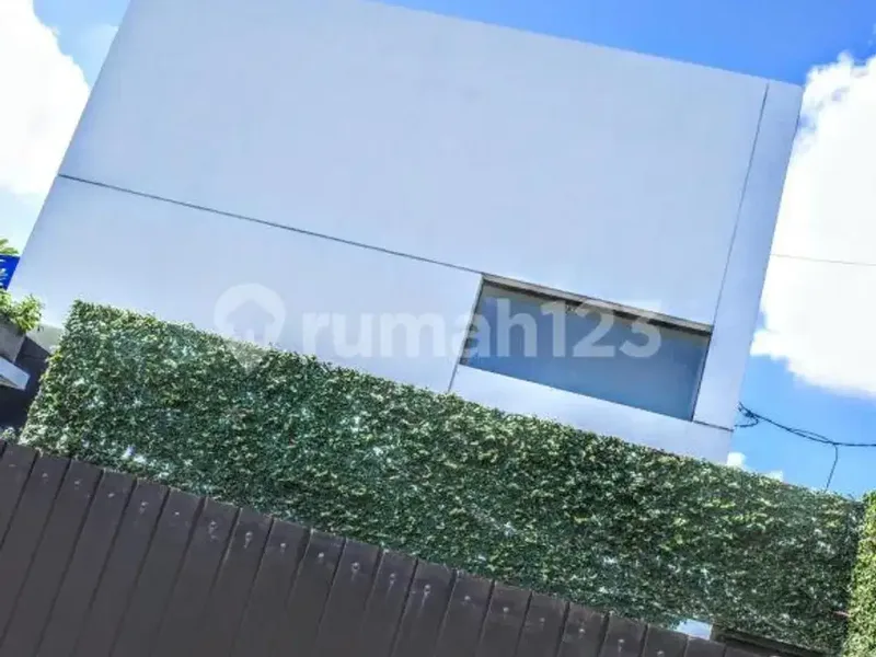 Rumah Mewah 6 Kamar, dengan Swimming Pool Diberawa Canggu - Real Estate in Bali