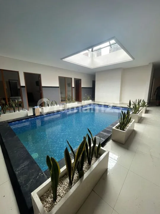 Villa 11 kamar di Kerobokan, Badung bisa untuk kos elit - Real Estate in Bali