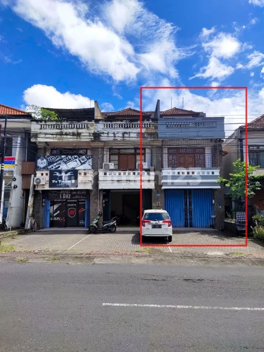 RUKO 3 LANTAI ADA RUMAH TINGGAL LEBAR BELAKANG DI JALAN UTAMA PERDAGANGAN DENPASAR BALI - Bali in Bali