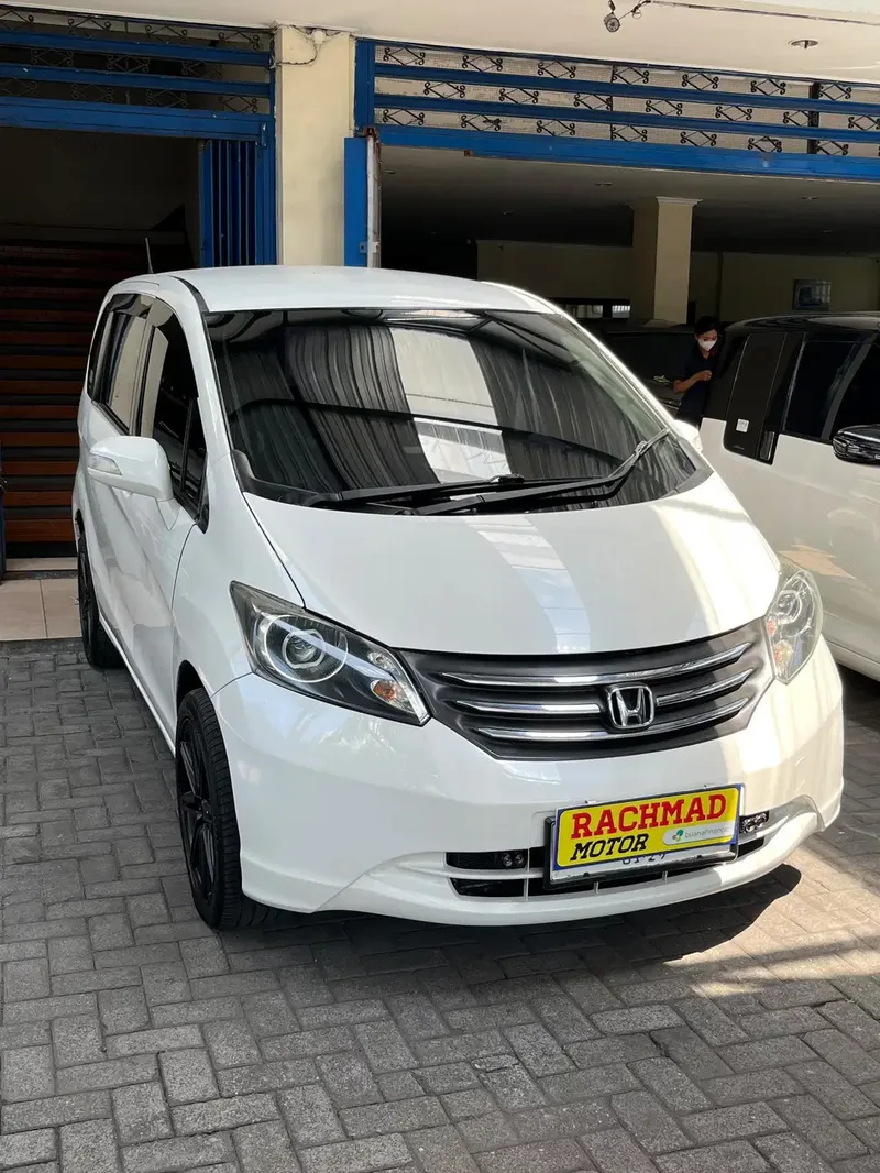 Honda Freed E 2012 putih - Vehicles in Bali