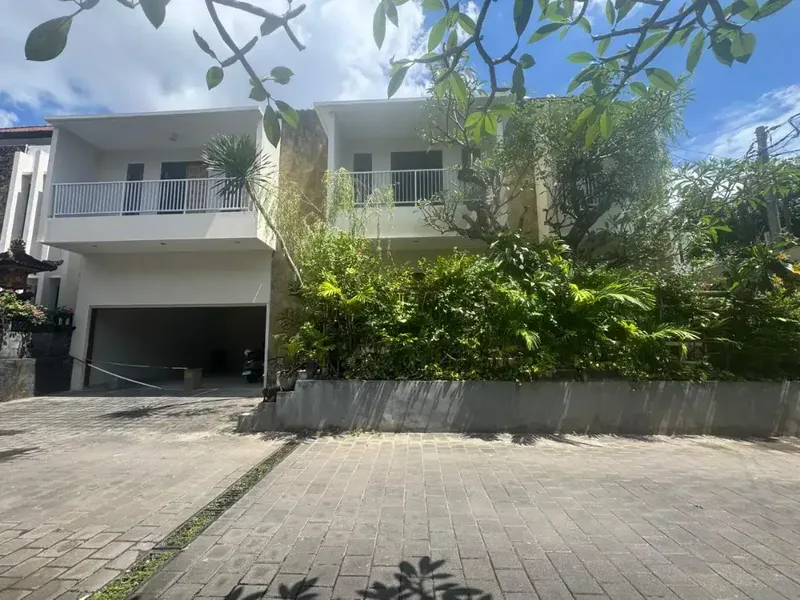 RUMAH MEWAH 2 LANTAI DIJUAL - 570 M² - SHM / LEASEHOLD - GARASI BESAR - Real Estate in Bali