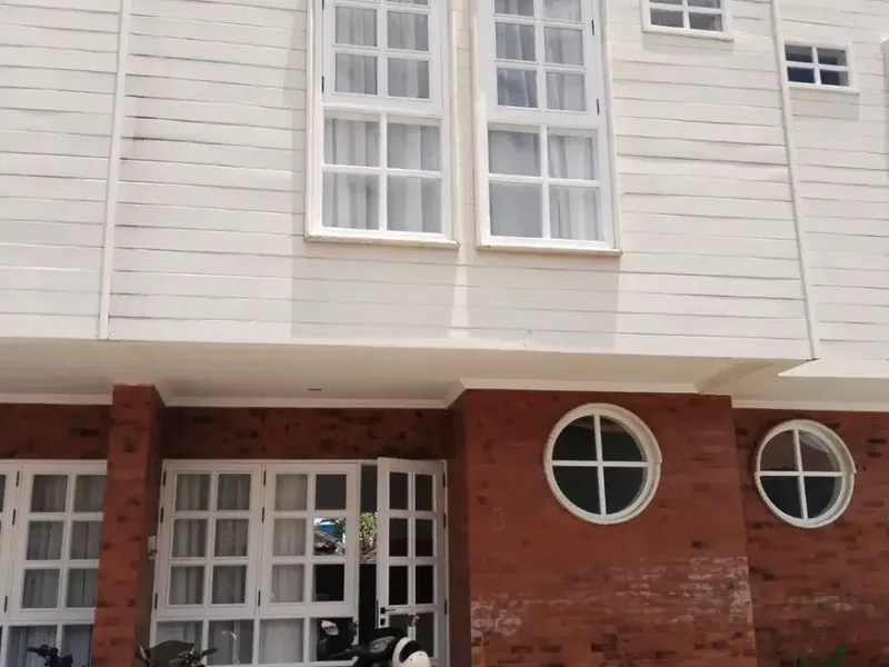 RUMAH 2 LANTAI GAYA AMERICAN CLASSIC DI GN SALAK PADANGSAMBIAN DENPASAR DEKAT RS - Real Estate in Bali