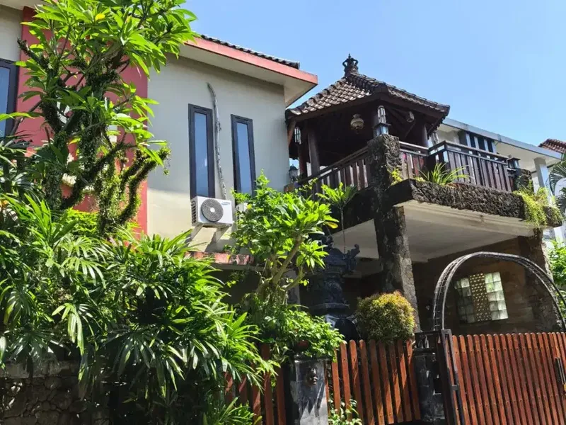 Rumah Sewa 3 Bedroom Dekat Kerobokan Kuta Badung Bali - Real Estate in Bali