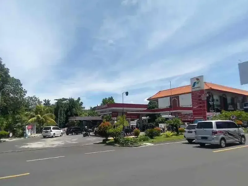 Di jual lahan bonus SPBU dan rumah lokasi di jalan Kuta raya - Real Estate in Bali