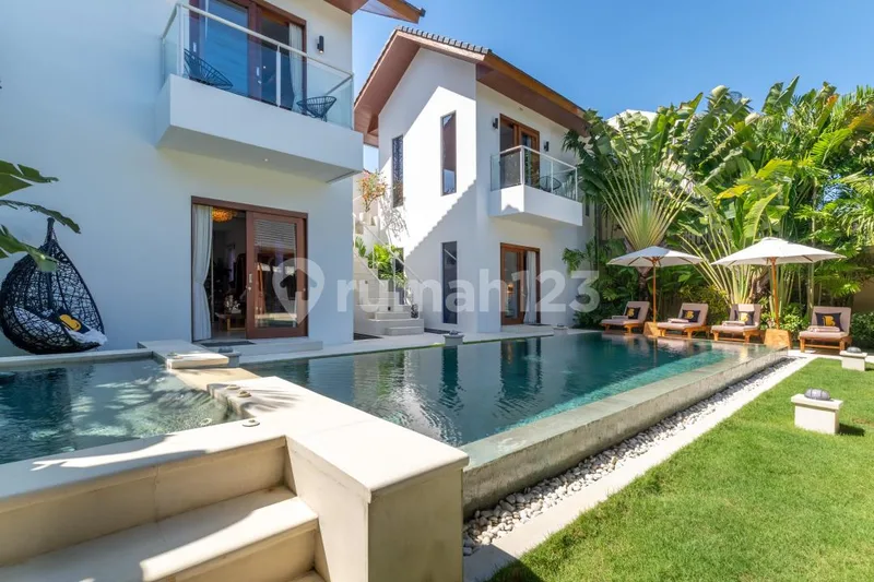 Hak Milik Villa Modern Bergaya Joglo di Kerobokan - Real Estate in Bali