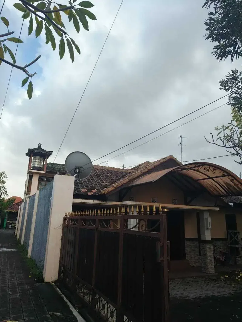 FOR SALE RUMAH DAN KOST COCOK INVESTASI LOKASI PREME SANUR - Real Estate in Bali