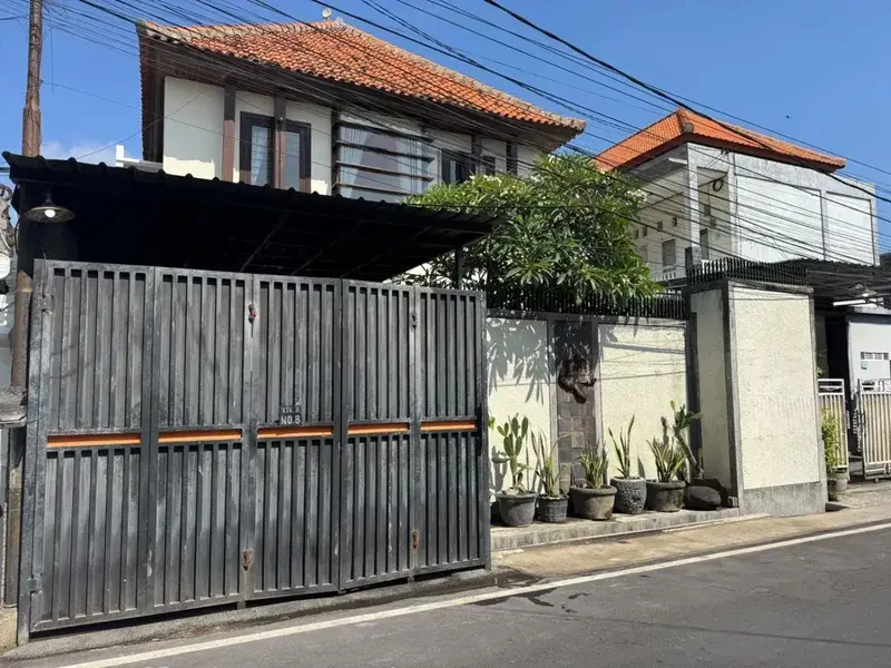 DISEWAKAN RUMAH MEWAH 2 LANTAI 5 KAMAR DI KAWASAN STRATEGIS RENON - Real Estate in Bali