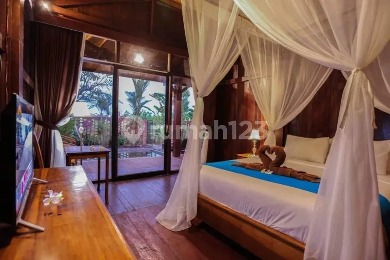 Villa Luas Plus Restaurant Strategis Sisa Lahan 500 Meter, Berawa - Real Estate in Bali