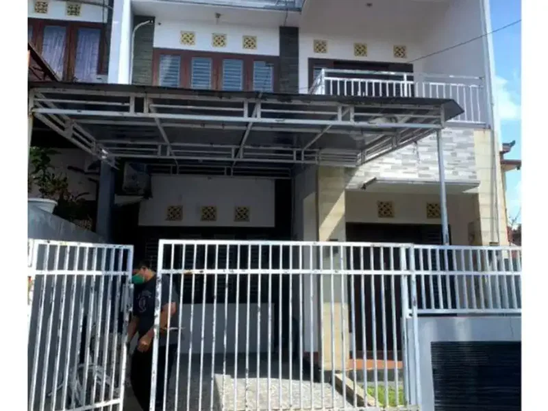 RUMAH PRAKTIS 2 LANTAI DI SWAMANDALA PADANGSAMBIAN KAJA DENPASAR, BALI - Real Estate in Bali