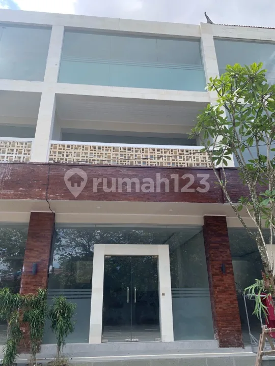 Ruko 3 Lantai Selangkah ke Lapangan Renon Siap Huni Sisa 1 Unit - Bali in Bali