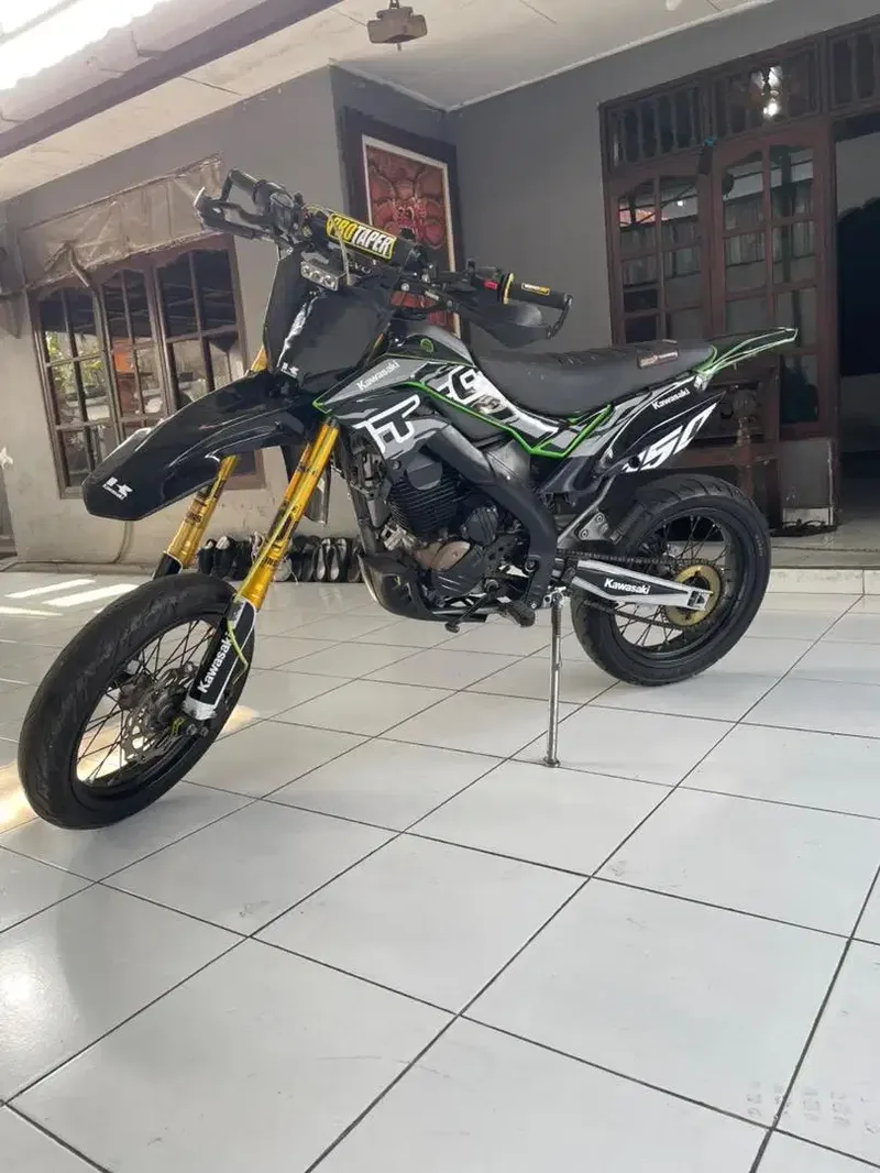 D trcaker 2012 super moto - Vehicles in Bali