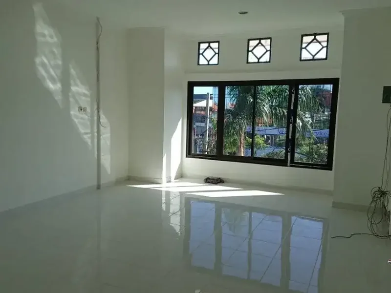 Ruko Premium di Pinggir Jalan Utama Disewakan di Bypass, Tuban - Real Estate in Bali