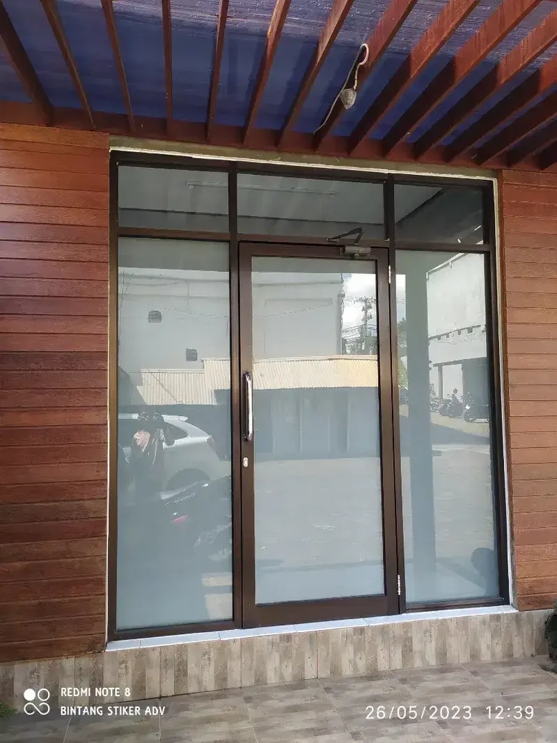 Tampilan kaca jadi bersih lgi stelah psng stiker sanblast branding dll - Home & Garden in Bali