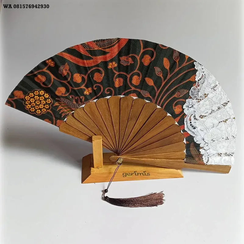 kipas kayu souvenr - Bali in Bali