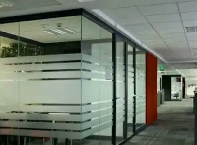 Stiker Sanblas dan Kaca Film tingkatkan tampilan gedung kantor - Other in Bali