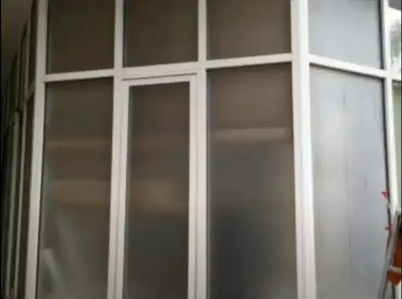 Stiker sanblas kaca film silver hitam menutupi gedung kaca kantor - Other in Bali