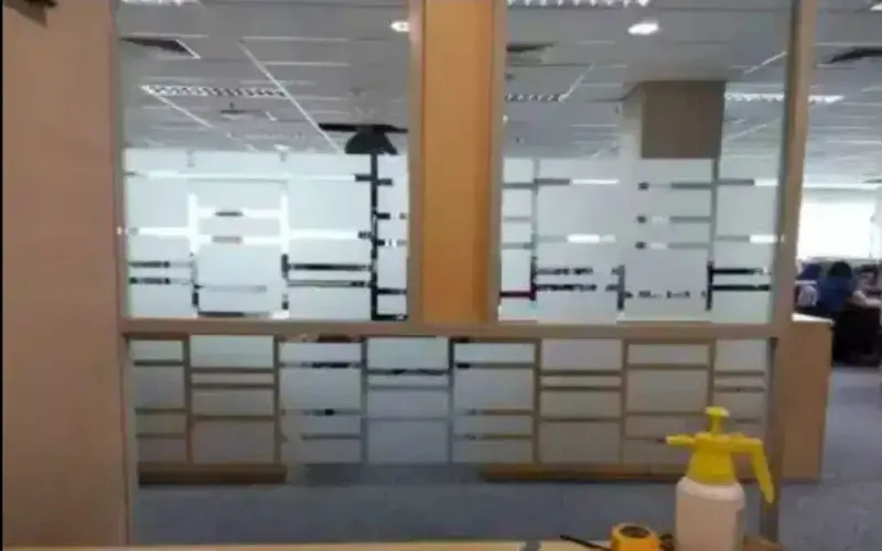 Pasang stiker sanblas kaca film ruangan terlihat rapih - Services in Bali