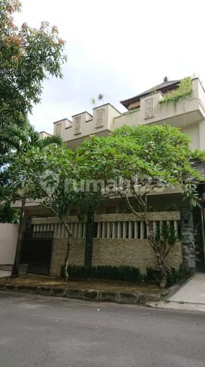 Rumah Fully Furnish Di Area Hote Dan Villa Villa Di Taman Mumbul Nusa Dua - Bali in Bali