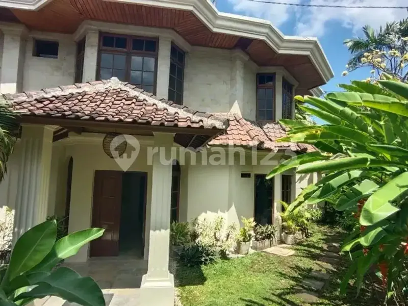 Disewakan Villa 2 Lantai 6 Kamar Full Furnished di Kerobokan Kelod - Real Estate in Bali