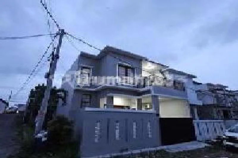 Rumah 2 Lantai Full Furnished Lokasi Penatih Dekat Living World - Bali in Bali