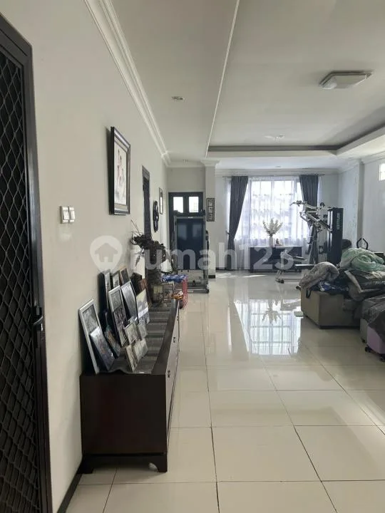Hot Prospek, Dijual Cepat Ruko + Tempat Tinggal Furnished Lokasi Main Road Teuku Umar Barat Dekat Seminyak dan Kerobokan - Bali in Bali