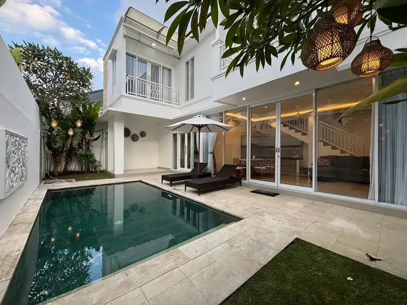 DISEWAKAN VILLA 2 LANTAI DI SUNSET ROAD KUTA DEKAT TRANS STUDIO MALL - Real Estate in Bali