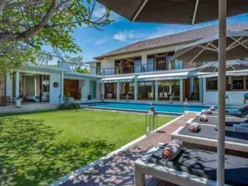 Luxury Villa 300 meter Walking Distance ke Pantai Petitenget - Real Estate in Bali