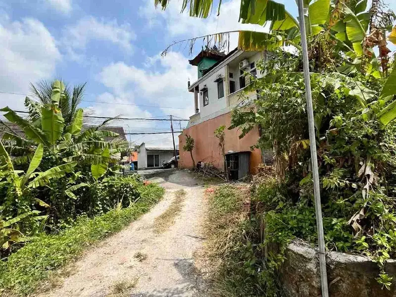 Di jual tanah sudah pondasi keliling datengan tumbakbayuh perbatasan dengan taman sri wedari selingsing - Bali in Bali