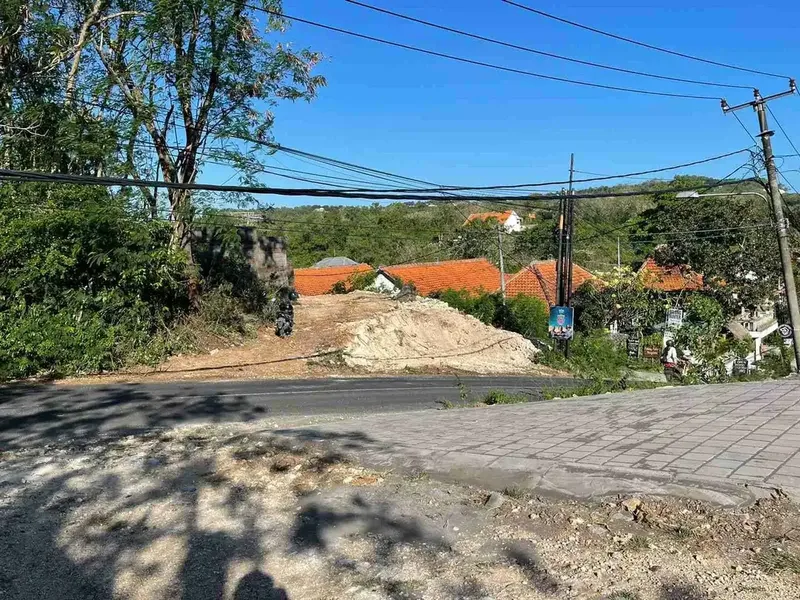 Tanah langka sangat cocok di bangun usaha dan villa berada di pinggir jalan raya - Real Estate in Bali