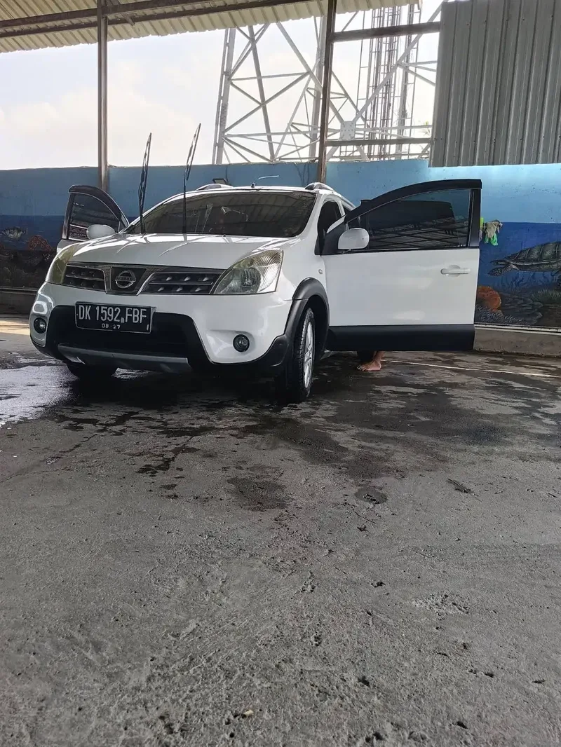 Jual Nissan Livina X-Gear 2 baris 2012 putih - Vehicles in Bali
