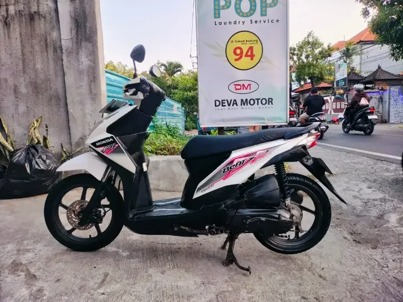 Beat injeksi 2013 putih Deva motor - Vehicles in Bali