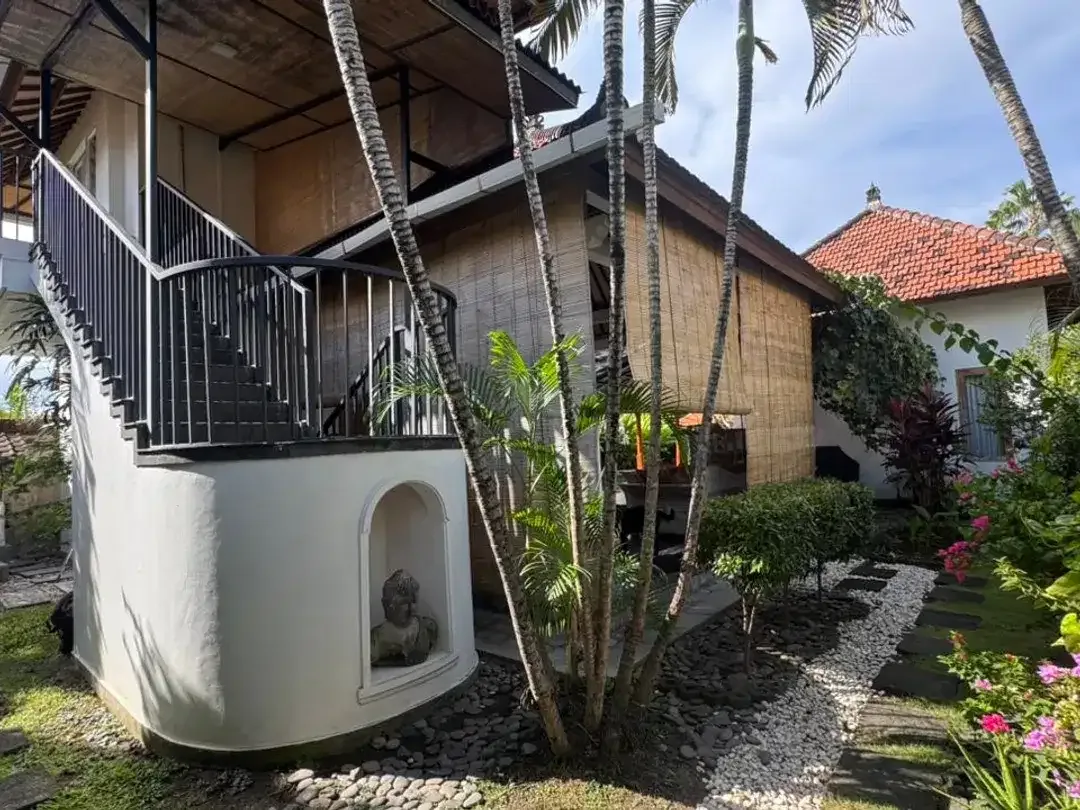 DIJUAL VILLA BIG GARDEN DI SANUR   Villa nyaman dengan taman luas, berlokasi di kawasan Tunggak Bingin, Sanur, berada di lingkungan perumahan dan vill - Image 8 of 10