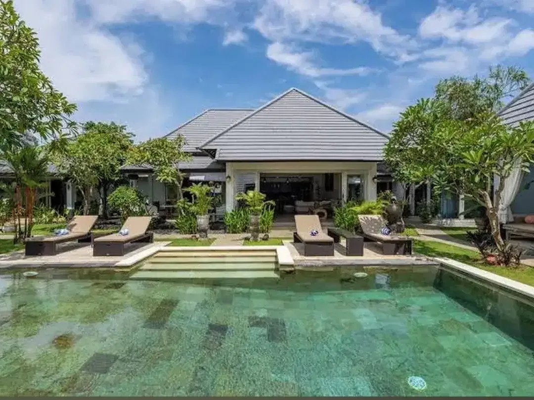 Disewakan Vila Mewah Kolam Renang Pribadi & Taman Luas di Sanur - Image 1 of 10