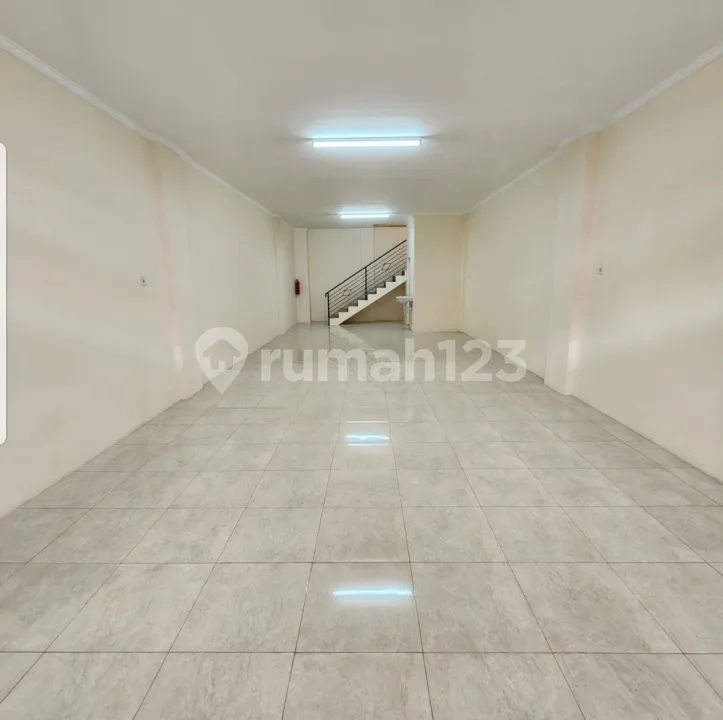 Cocok Usaha! Ruko 3 Lantai di Taman Griya LT 100MÂ² - Image 4 of 4