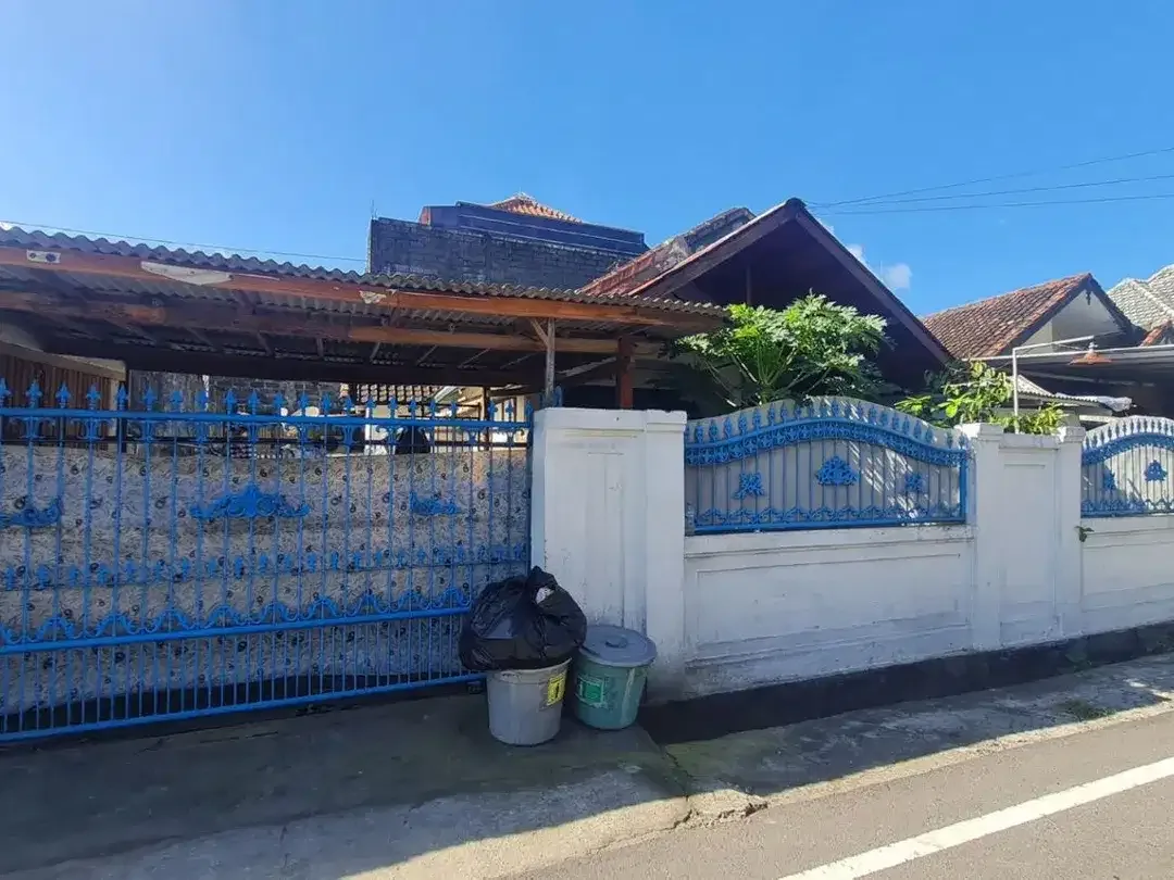 Rumah Lokasi Strategis 3 Kamar Tidur Dijual, di Taman Griya Jimbaran - Image 1 of 10