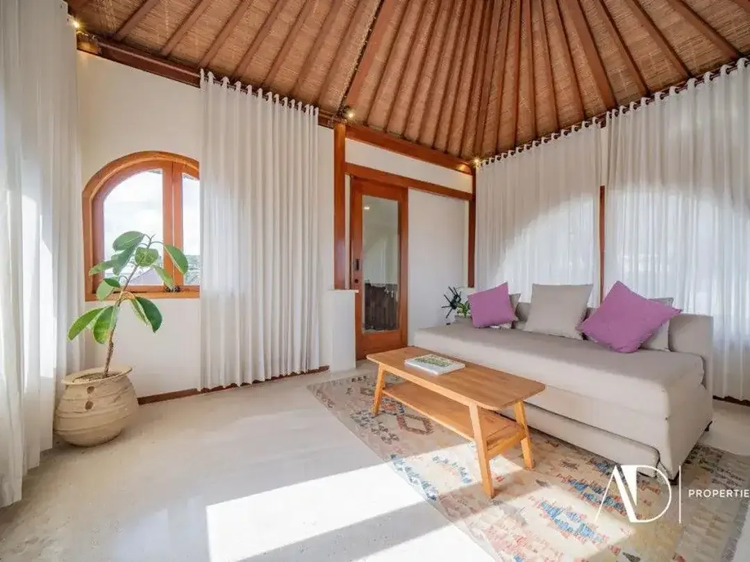 FREEHOLD | TROPICAL DESIGN VILLA NEAR BERAWA BEACH - Image 6 of 10